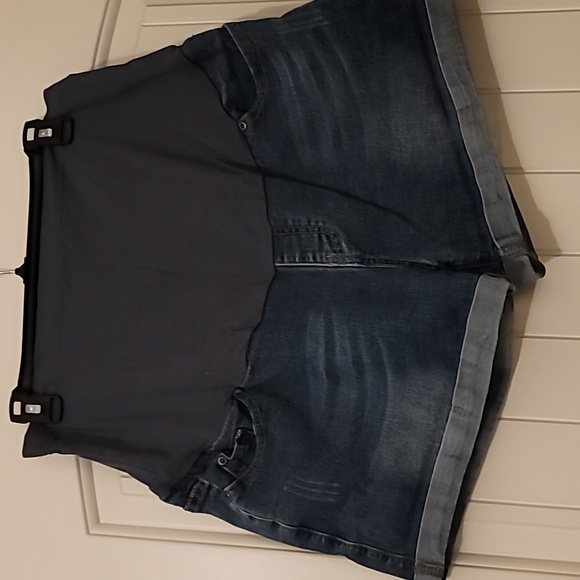 Matrnity Denim Shorts in Medium Blue Wash - Picture 2 of 5